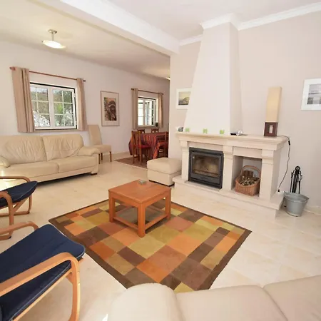 In Casais De Santa Helena *