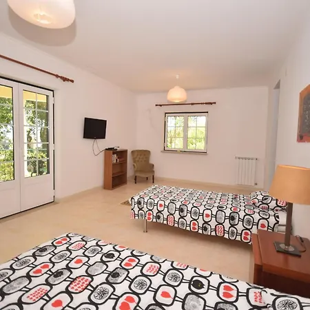 In Casais De Santa Helena Carreiros