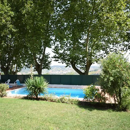 In Casais De Santa Helena